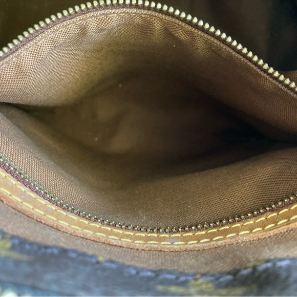 Louis Vuitton Monogram Tote - Picture 4 of 15